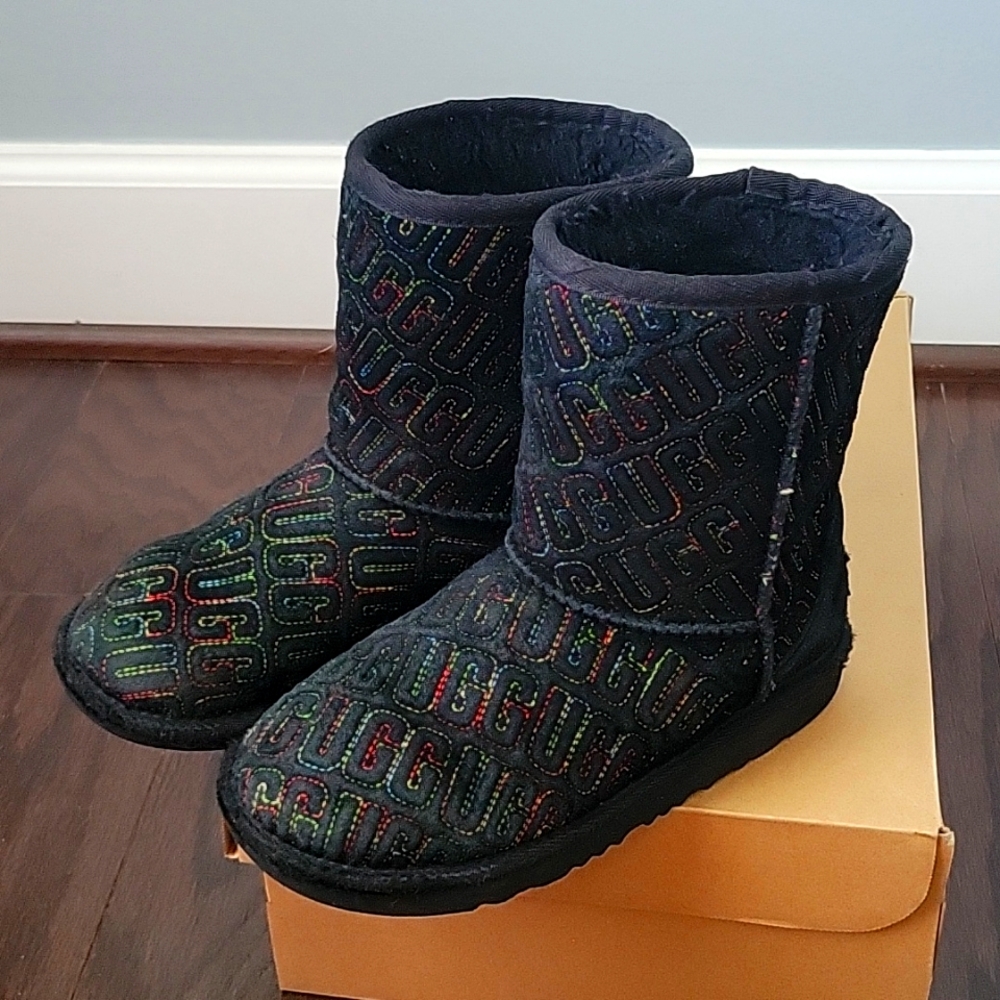 UGG Classic II Graphic/Rainbow Stitch  - Girls' size 1